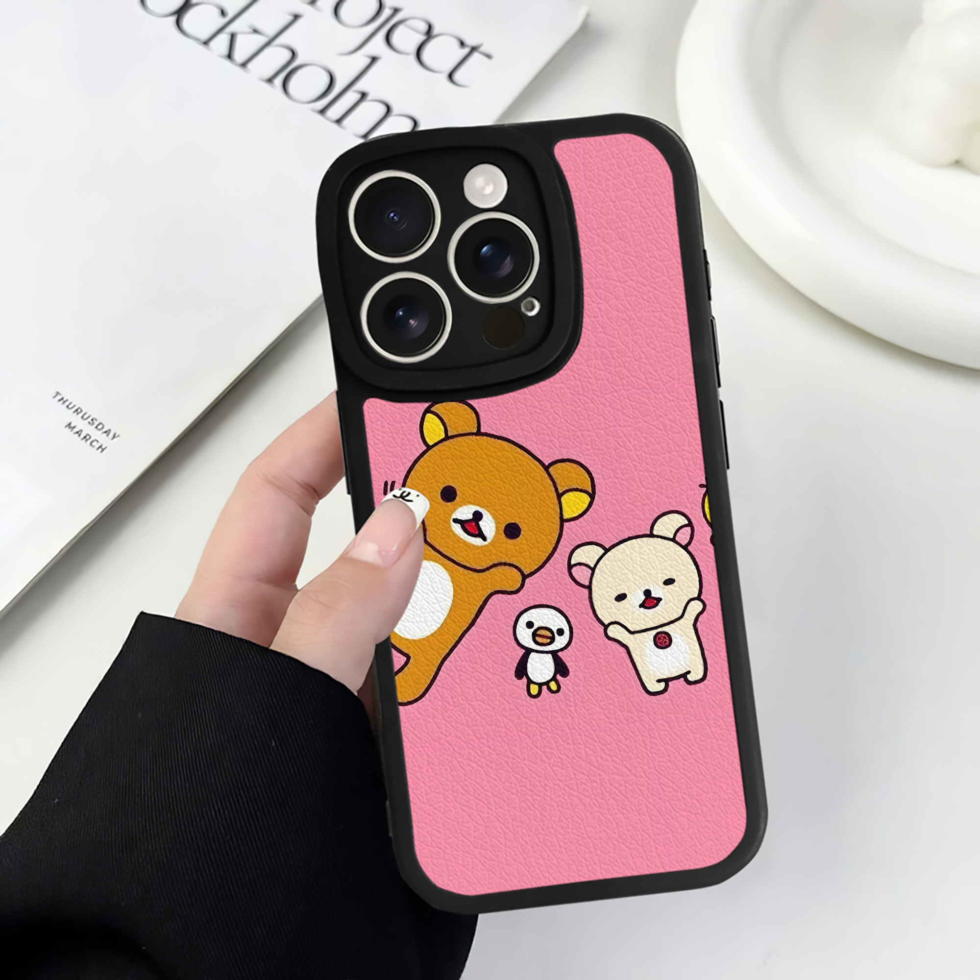（画像用） リラックマ リラックマ キイロイトリ Rilakkuma Korilakkuma Kiiroitori 【iPhone 16シリーズ対応】シリコンスマホケース（レザー調） 材質：シリコン